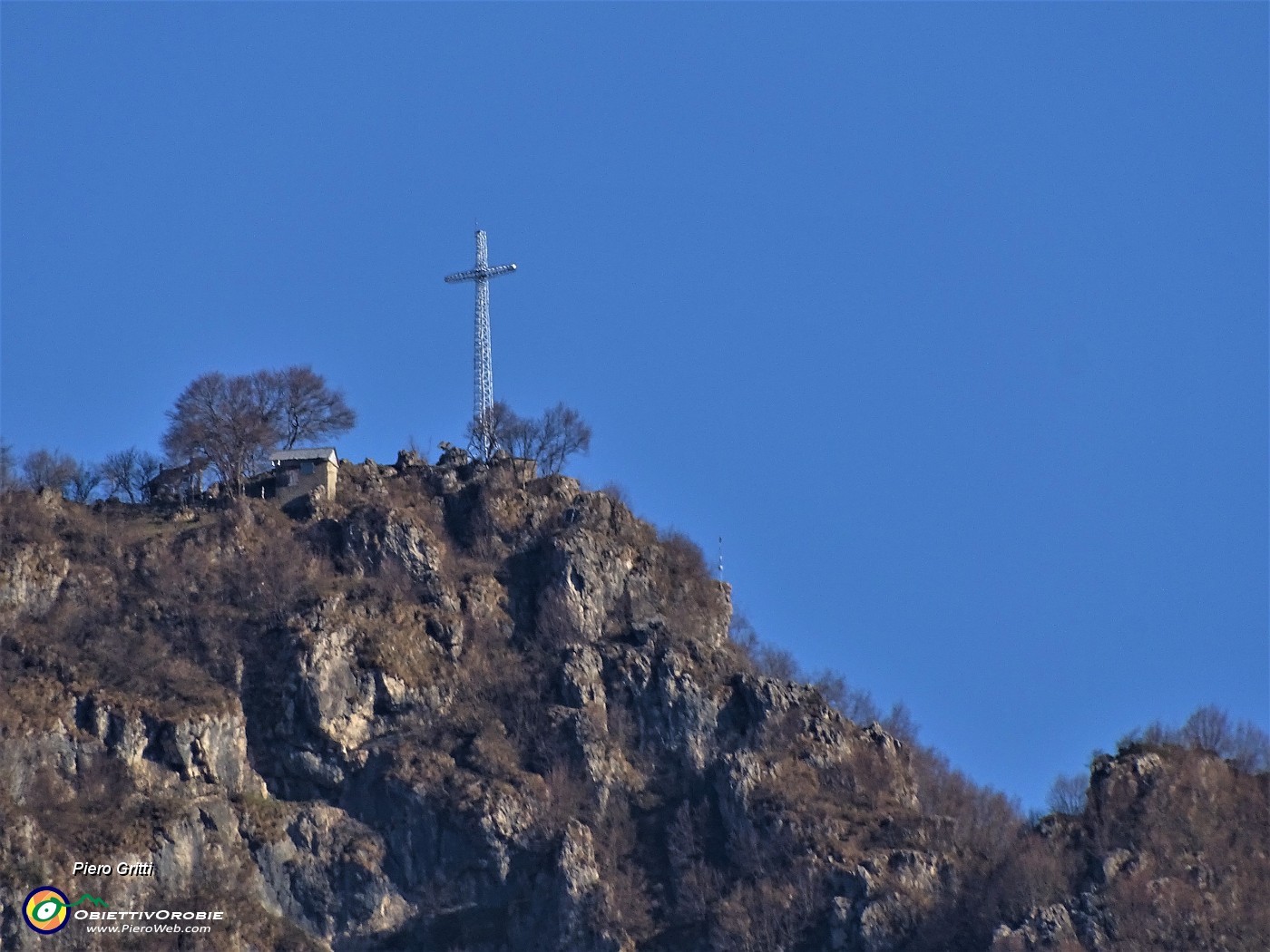 16 Si vede bene allo zoom la croce dello Zucco (1232 m).JPG